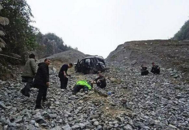 A driver's fatigue driving caused the car to slide off the cliff